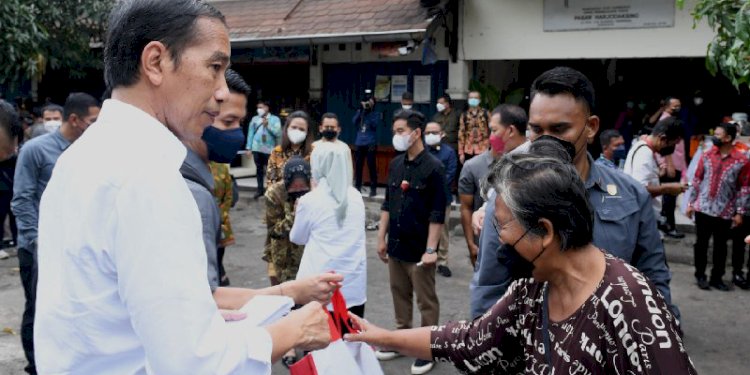 Presiden Joko Widodo memberikan bantuan sosial kepada masyarakat/Net