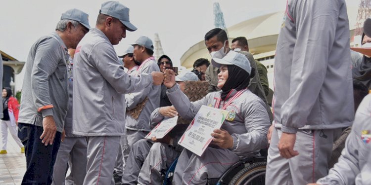 Gubernur Sumut Edy Rahmayadi menyerahkan bonus kepada Atlet Paralimpik Sumatera Utara/Ist