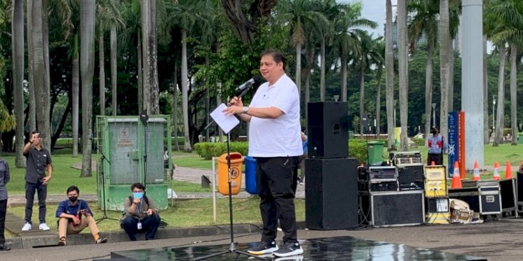 Ketua Umum Partai Golkar, Airlangga Hartarto saat menyampaikan sambutan setelah jalan pagi bersama Puan Maharani di Monas/RMOL