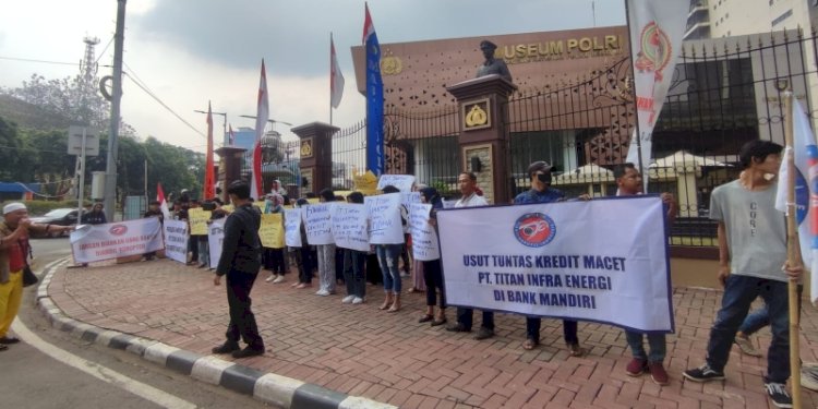  Komite Anti Korupsi Indonesia (KAKI) menggelar aksi unjuk rasa di depan Mabes Polri meminta kasus penggelapan PT Titan Infra Energy diusut tuntas/RMOL