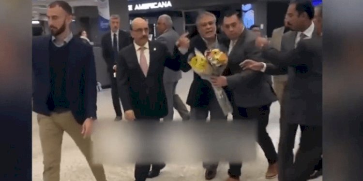 Menteri Keuangan Pakistan, Ishaq Dar beradu mulut dengan para pencemoohnya di Bandara Internasional Dulles, Washington DC pada Kamis (13/10)/Dawn