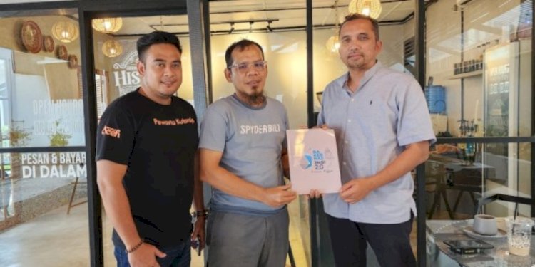 Ketua JMSI Aceh, Hendro Saky dan Sekretaris Gito Rolis saat menyerahkan agenda kegiatan Rakernas ke-2 JMSI kepada Pj Walikota Sabang, Reza Fahlevi/Ist