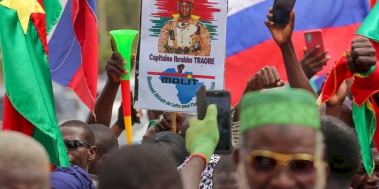 Pendukung Ibrahim Traore berkumpul di luar Majelis Nasional mengibarkan bendera Burkina Faso dan Rusia di Ouagadougou, Jumat 14 Oktober 2022/Net.