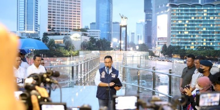 Anies Baswedan di atas Halte Transjakarta Bundaran HI/Net