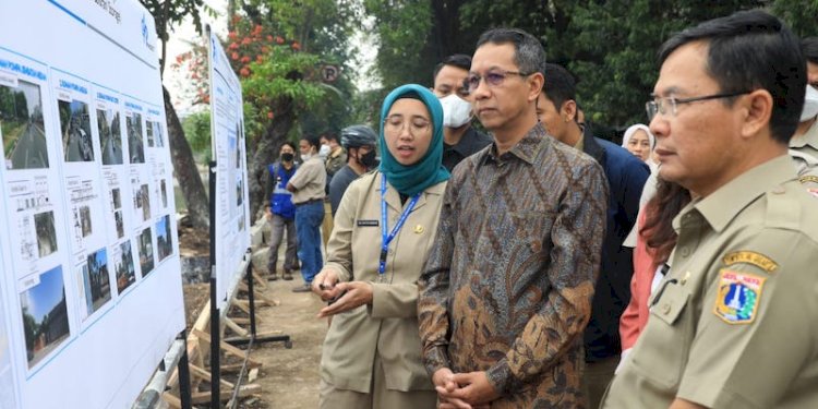 Pj Gubernur DKI Heru Budi Hartono saat tinjau proyek pelebaran Sungai Pasar Baru/RMOLJakarta