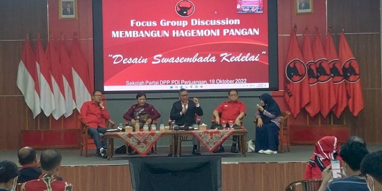 Sekjen PDIP Hasto Kristiyanto (tengah) sata hadiri FGD tentang Swasembada kedelai/Net