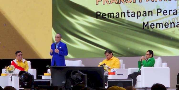  Ketua Umum DPP Pan (seragam biru) saat sampaikan sindiran kepada partai pendukung Jokowi yang deklarasi calon lebih dulu/RMOL