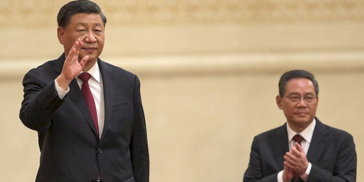  Li Qiang (kanan) mendampingi Xi Jinping/Net