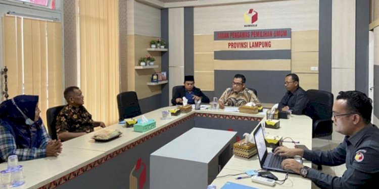 Guru honorer, Yuyun Febriana, yang memenangi hadiah utama satu unit mobil di acara jalan sehat HUT ke-58 Golkar memenuhi panggilan Bawaslu Lampung/Ist
