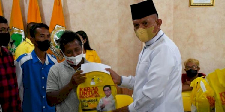 Sekjen Golkar, Lodewijk F Paulus, memberikan sembako kepada Pasukan Operasi Darat di Bandar Lampung beberapa waktu lalu/ Ist