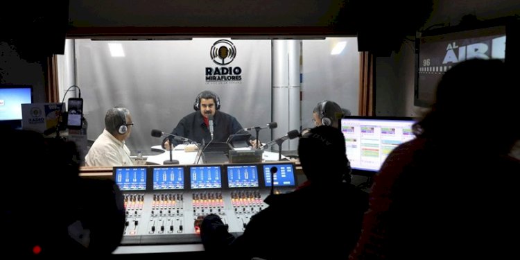  Presiden Venezuela Nicolas Maduro berbicara dalam program radio di Istana Miraflores di Caracas, Venezuela 26 Desember 2016/Net