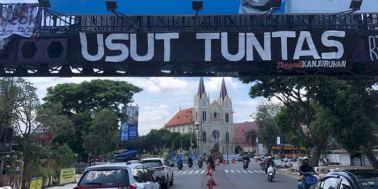 Spanduk meminta agar tragedi Kanjuruhan diusut tuntas/Net