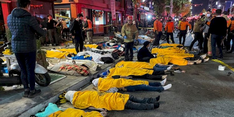  Mayat para korban kerusuhan, yang diyakini menderita serangan jantung, dalam insiden di distrik kehidupan malam populer Itaewon di Seoul/Net