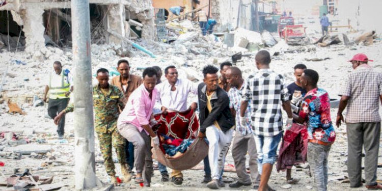  Warga Somalia tengah berusaha mengevakuasi korban dua bom mobil Al-Shabaab pada Sabtu (29/10)/Net