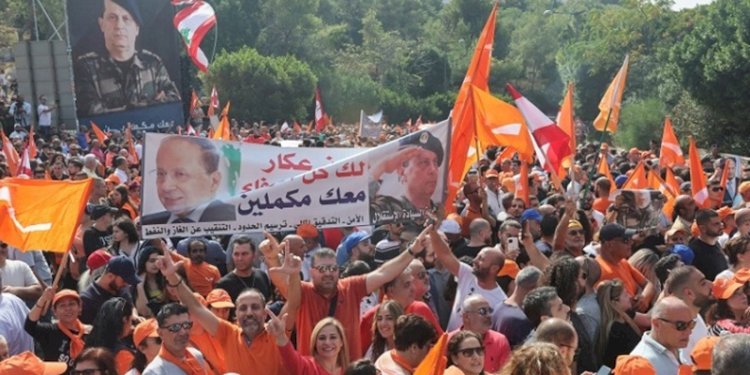 Pendukung Presiden Lebanon Michel Aoun berkumpul di depan istana Baabda pada Minggu 30 Oktober 2022 untuk mengucapkan selama tinggal/Net