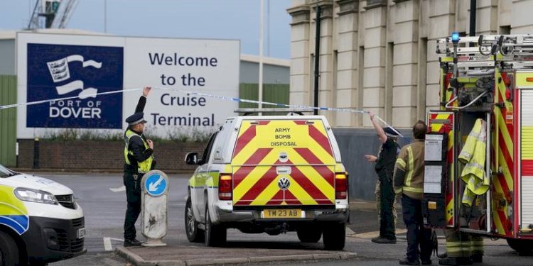 Unit penjinak bom Angkatan Darat berada di dekat pusat pemrosesan migran di Dover, Kent, pada Minggu 30 Oktober 2022 setelah bom bensin dilemparkan/Net
