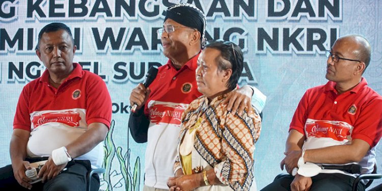 Chusnul Chotimah berdialog dengan Dahlan Iskan di acara Dialog Kebangsaan di Surabaya/Disway