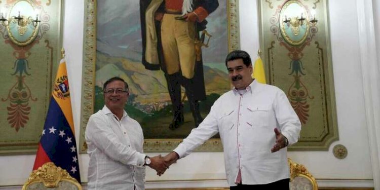  Presiden pertama, Gustavo Petro dan Presiden Venezuela, Nicolas Maduro di Istana Kepresidenan Caracas pada Selasa 1 November 2022/Net