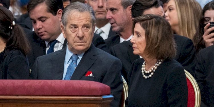 Ketua DPR Nancy Pelosi dan suaminya Paul Pelosi saat menghadiri misa di Basilika Santo Petrus di Vatikan pada 29 Juni 2022/Net