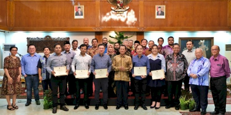  Kedutaan Besar Republik Indonesia Bandar Seri Begawan (KBRI BSB) berikan penghargaan untuk importir Brunei Darussalam/Ist