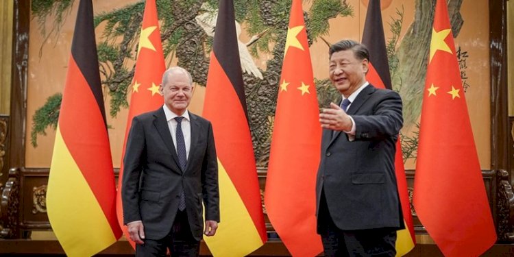 Presiden Xi Jinping menyambut kedatangan Kanselir Jerman Olaf Scholz di Beijing pada Jumat 4 Oktober 2022/Net