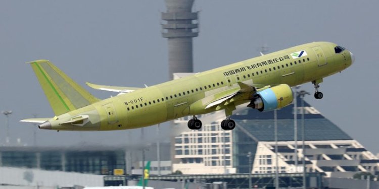 Prototipe kelima pesawat penumpang C919 buatan China lepas landas untuk uji terbang pertamanya dari Bandara Internasional Pudong Shanghai pada 2019/Net