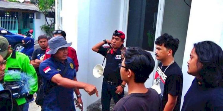 Tim pesepeda Chasing the Shadow Greenpeace diadang sekelompok orang di Probolinggo/Net