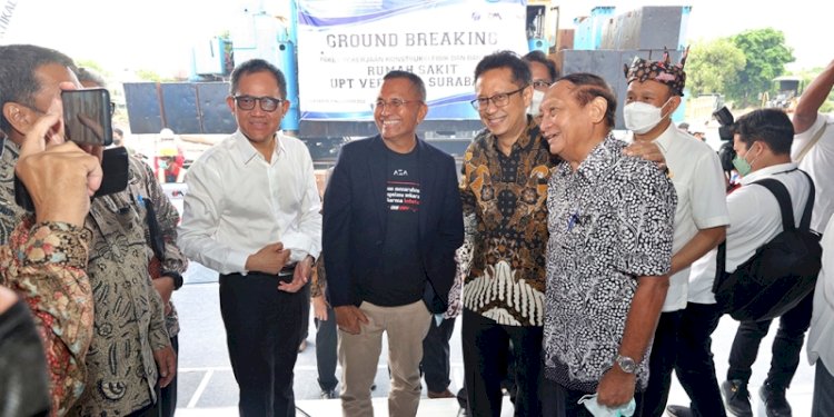 Dahlan Iskan (tengah berjas hitam)/Ist