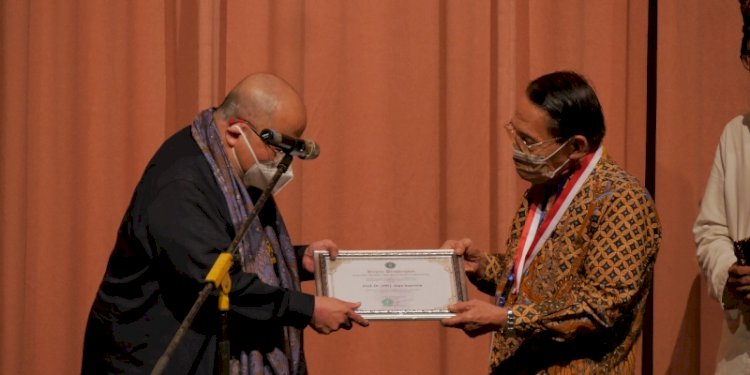 Ketua Sekretariat Nasional Pewayangan Indonesia Suparmin Sunjoyo memberikan Anugerah Sena Wangi kepada Pendiri Sanggar Pembelajaran Kebudayaan, Jaya Suprana/Ist