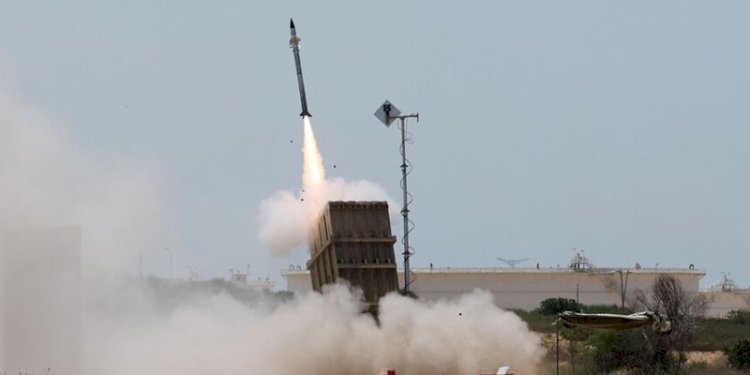  Sistem pertahanan udara Iron Dome Israel meluncurkan rudal untuk mencegat roket dari Jalur Gaza, di pinggiran kota Ashkelon, Israel selatan, pada 7 Agustus 2022/Net.
