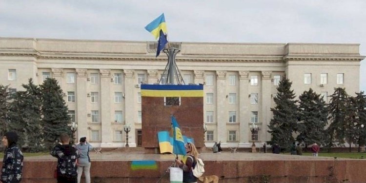 Penduduk memasang bendera Ukraina di Kherson setelah pasukan Rusia mundur/Net