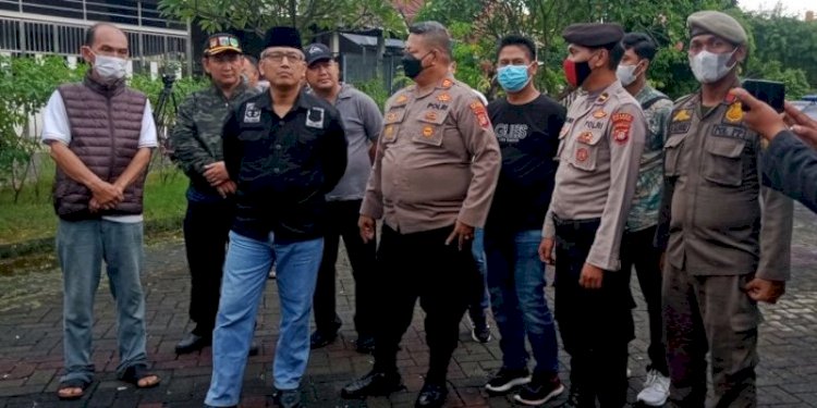 Wali Kota Jakarta Barat, Yani Wahyu Purwoko (peci hitam) di TKP penemuan satu keluarga tewas di Jakbar/Net