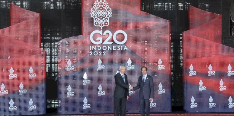 Presiden Joko Widodo menyambut kehadiran Perdana Menteri Singapura Lee Hsien Loong di KTT G20 di The Apurva Kempinski, Nusa Dua, Bali pada Selasa, 15 November 2022/Repro