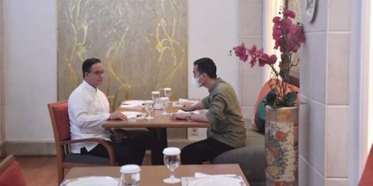  Anies Baswedan saat sarapan bersama Gibran Rakabuming Raka di Solo/Net