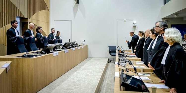 Para hakim dan hadirin berdiri di pengadilan sebelum sesi putusan sidang Malaysia Airlines Penerbangan 17 di Pengadilan Belanda Kamis 17 November 2022/Net