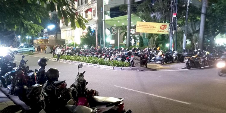 Parkir liar di atas trotoar di dekat mal Sarinah/RMOLJakarta