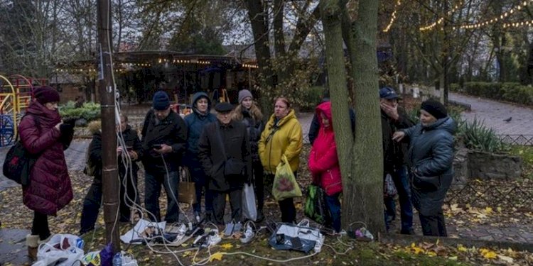 Sekitar 15 pusat energi rusak, warga Ukraina menggunakan stasiun pengisian daya untuk mengisi perangkat seluler dan bank daya mereka/Net
