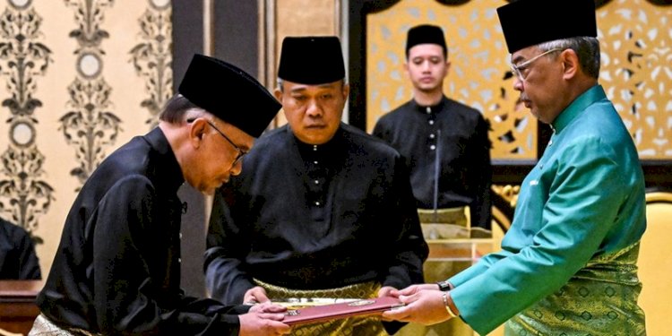  Raja Malaysia Yang di-Pertuan Agong Al-Sultan Abdullah Ri'ayatuddin Al-Mustafa Billah Shah aat melantik Snwar Ibrahim pada Kamis 24 November 2022/Net