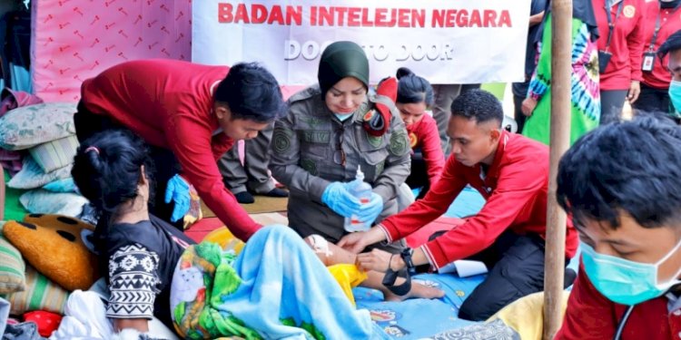 Tim Medis Medical Intelligence (MI) membantu korban gempa di Desa Pameungpeuk, Cijedil, Kecamatan Cigunang, Cianjur/IstC