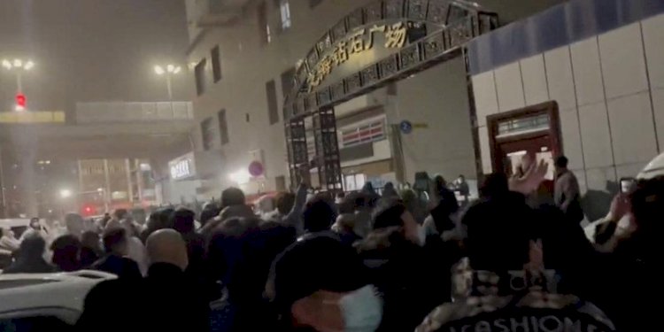 Aksi protes warga Xinjiang di Urumqi atas pemberlakuan penguncian ketat oleh pemerintah China/Net