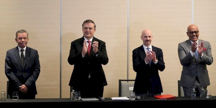  Delegasi oposisi Venezuela Gerardo Blyde Perez, Menteri Luar Negeri Meksiko Marcelo Ebrad, diplomat Norwegia Dag Nylander dan Presiden Majelis Nasional Venezuela, Jorge Rodriguez/Net