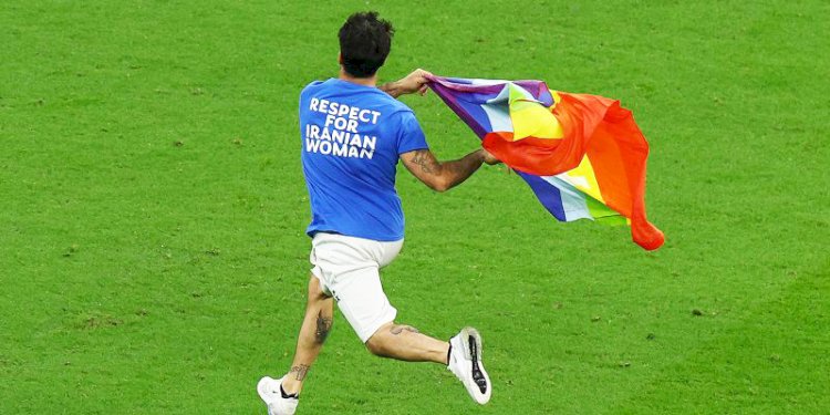  Seorang suporter nekat menerobos masuk ke lapangan membawa bendera pelangi saat laga Portugal Vs Uruguay/Net