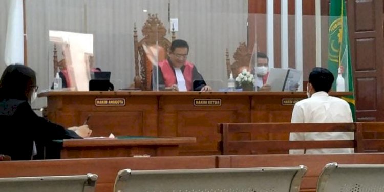 Akmal Fatoni saat mendengarkan dakwaan jaksa di PN Tanjungkarang, Rabu (30/11)/Ist