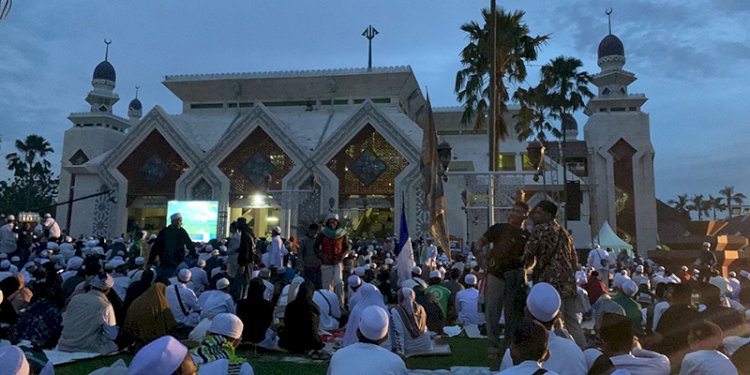 Massa 212 memenuhi masjid At-Tin, TMII, Jakarta Timur, Jumat pagi (2/12)/RMOL