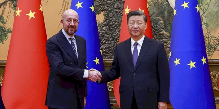 Presiden Tiongkok Xi Jinping berjabat tangan dengan Presiden Dewan Eropa Charles Michel sebelum pertemuan di Aula Besar Rakyat di Beijing, Kamis, 1 Desember 2022/Net