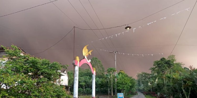 Luncuran abuvulkanik membuat daerah di sekitar Semeru nampak gelap/Ist