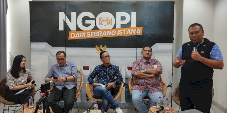  Pendiri lembaga survei Kelompok Kajian dan Diskusi Opini Publik Indonesia (KedaiKOPI) Hendri Satrio (berdiri)/RMOL