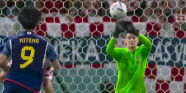  Aksi kemilang penjaga gawang Kroasia Dominik Livakovic/Net
