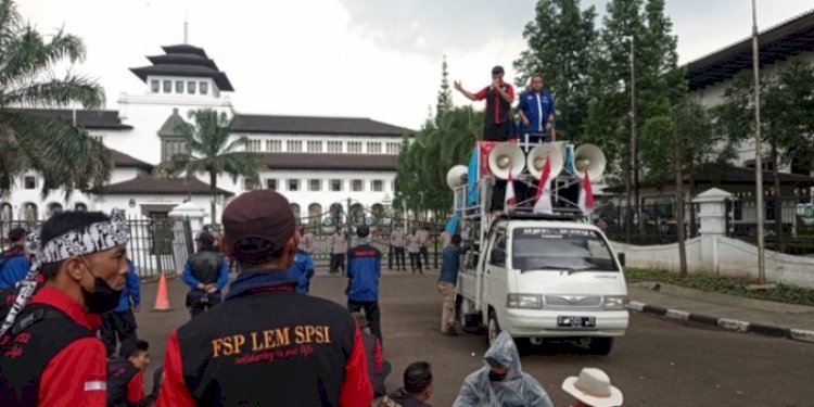 Demonstrasi buruh di depan Gedung Sate, Kota Bandung/RMOLJabar
