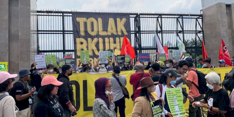 Demonstrasi penolakan pengesahan UU KUHP di depan Gedung DPR, Senin (5/12)/RMOL